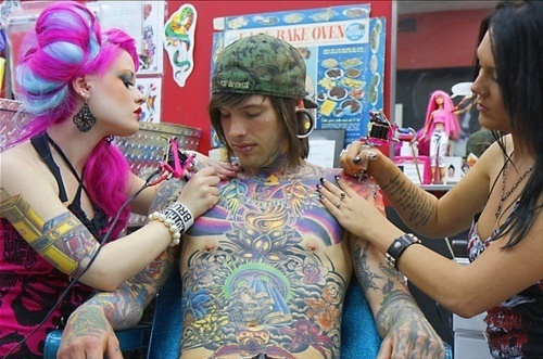 girls making tattoo
