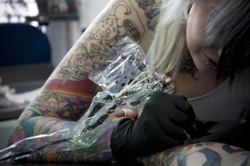 girl making tatoo